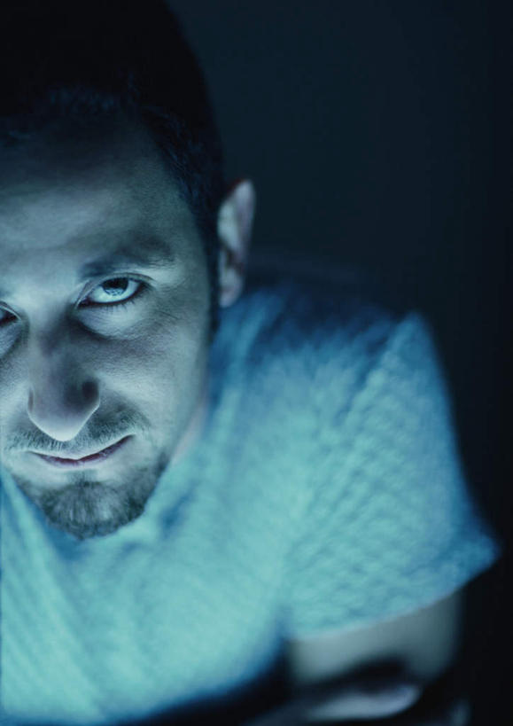 西方人,脸,头,脸颊,胡须,头发,一个人,笑,双手交叉,微笑,竖图,俯视,室内,特写,白天,欧洲,欧洲人,仅一个男性,仅一个人,黑色背景,服装,注视,休闲装,仅一个年轻男性,衣服,白色,黑色,观察,看,休闲,休闲服,摄影,服饰,影棚,观看,察看,双手抱胸,关注,男人,男性,年轻男性,白种人,头部,胡子,络腮胡,脸部,脸蛋,面部,抬头,仰头,半身,彩图,高角度拍摄,影棚拍摄,拍摄