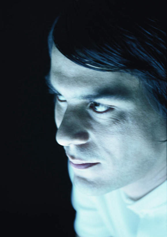 西方人,脸,头,脸颊,头发,一个人,笑,微笑,竖图,俯视,室内,特写,白天,欧洲,欧洲人,仅一个男性,仅一个人,黑色背景,服装,注视,休闲装,仅一个年轻男性,衣服,黄色,白色,观察,看,休闲,休闲服,摄影,服饰,影棚,观看,察看,关注,男人,男性,年轻男性,白种人,头部,脸部,脸蛋,面部,半身,彩图,高角度拍摄,影棚拍摄,拍摄