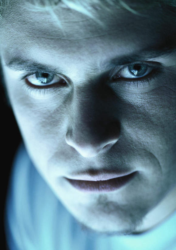 西方人,脸,头,脸颊,头发,一个人,笑,微笑,竖图,俯视,室内,特写,白天,欧洲,欧洲人,仅一个男性,仅一个人,黑色背景,服装,注视,休闲装,仅一个年轻男性,衣服,黄色,白色,观察,看,休闲,休闲服,摄影,服饰,影棚,观看,察看,关注,男人,男性,年轻男性,白种人,头部,脸部,脸蛋,面部,抬头,仰头,半身,彩图,高角度拍摄,影棚拍摄,拍摄