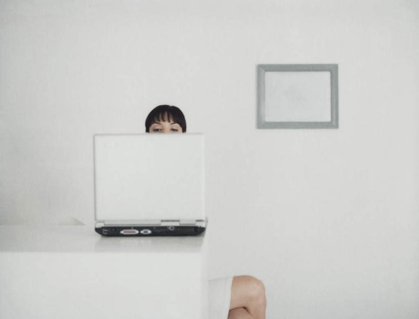 西方人,头发,一个人,商务人士,商务女性,坐,横图,室内,白天,白色背景,正面,裙子,电脑,笔记本电脑,桌子,欧洲,欧洲人,仅一个年轻女性,仅一个女性,仅一个人,一副,敲打,连衣裙,套装,网络,办公桌,墙,注视,输入,通讯设备,壁画,墙壁,墙面,白色,黑色,打字,观察,看,摄影,影棚,观看,点击,一台,敲击,察看,无线,关注,通信设备,商务装,无线网络,无线上网,便携式电脑,工薪阶层,按键,手提电脑,年轻女性,女人,女性,白种人,白领,上班族,坐着,半身,彩图,影棚拍摄,拍摄