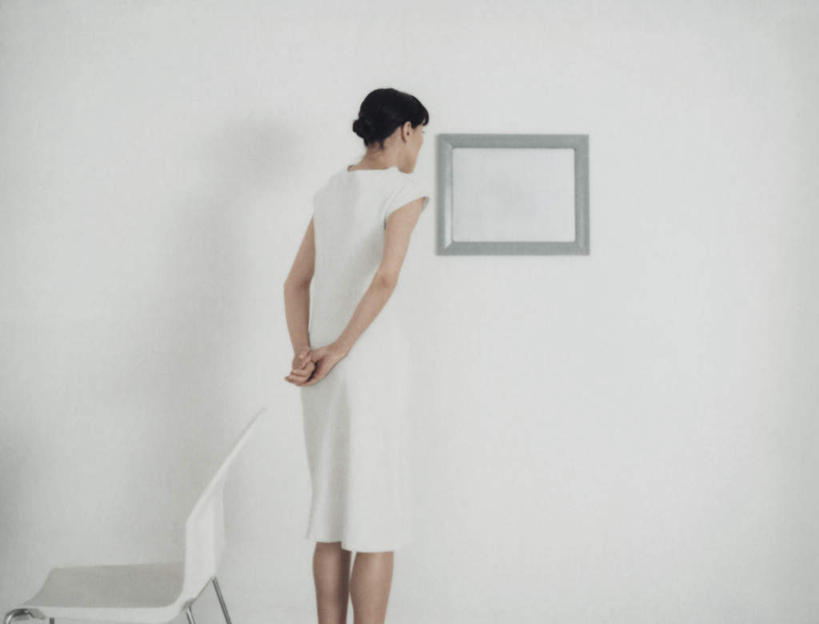 西方人,头发,一个人,商务人士,商务女性,站,摸,横图,室内,白天,白色背景,裙子,椅子,欧洲,欧洲人,仅一个年轻女性,仅一个女性,仅一个人,抚摸,连衣裙,套装,木椅,墙,图画,注视,壁画,墙壁,墙面,一个,背面,白色,黑色,观察,看,站着,摄影,影棚,单个,观看,察看,关注,一幅,商务装,工薪阶层,年轻女性,女人,女性,白种人,白领,上班族,触摸,接触,站立,半身,彩图,影棚拍摄,拍摄