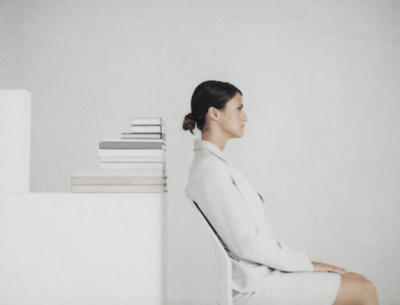 西方人,头发,一个人,商务人士,商务女性,笑,摸,微笑,露齿笑,横图,室内,白天,白色背景,侧面,桌子,书籍,椅子,欧洲,欧洲人,仅一个年轻女性,仅一个女性,仅一个人,一把,一排,许多,抚摸,堆叠,套装,整齐,办公桌,木椅,墙,注视,墙壁,墙面,排列,黑色,观察,看,靠,靠着,倚靠,摄影,影棚,观看,堆,察看,倚着,队列,关注,商务装,工薪阶层,年轻女性,女人,女性,白种人,白领,上班族,书,图书,触摸,接触,半身,彩图,影棚拍摄,拍摄