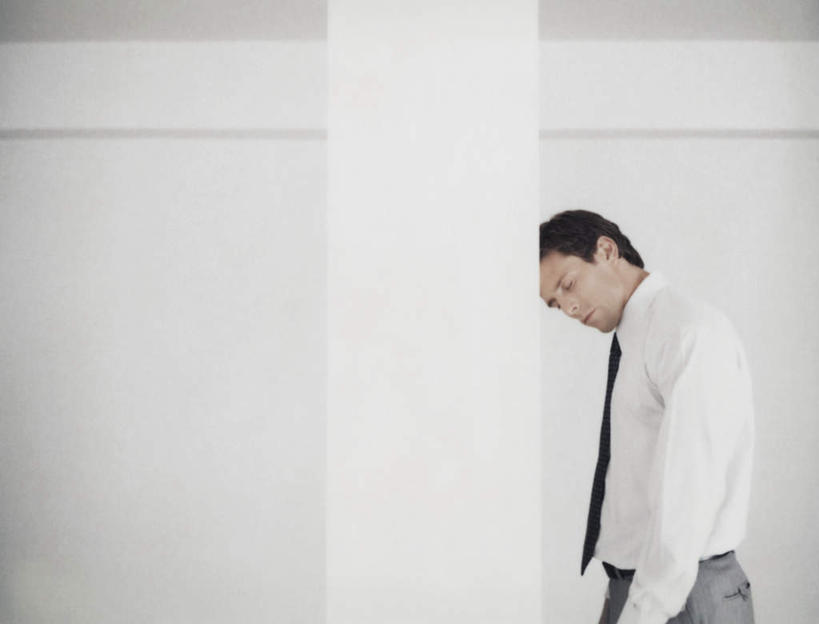 西方人,头发,一个人,商务人士,商务男性,站,闭眼,摸,横图,室内,白天,白色背景,侧面,衬衫,欧洲,欧洲人,仅一个男性,仅一个人,撑,抚摸,套装,墙,墙壁,墙面,仅一个年轻男性,黑色,靠,靠着,倚靠,站着,摄影,影棚,撑着,倚着,商务装,工薪阶层,男人,男性,年轻男性,白种人,白领,上班族,闭眼睛,闭着眼,闭着眼睛,触摸,接触,站立,半身,彩图,影棚拍摄,衬衣,拍摄