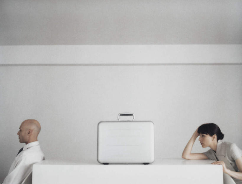 西方人,头发,秃头,两个人,伙伴,朋友,商务人士,商务男性,商务女性,坐,笑,摸,微笑,露齿笑,横图,室内,白天,侧面,衬衫,友谊,安全,手提箱,椅子,欧洲,欧洲人,撑,抚摸,套装,木椅,墙,注视,墙壁,墙面,两个,一个,黑色,箱子,观察,看,靠,靠着,倚靠,单个,观看,保护,察看,撑着,倚着,关注,保险,商务装,私密,工薪阶层,密码箱,友情,男人,男性,年轻男性,年轻女性,女人,女性,白种人,光头,无发,白领,上班族,触摸,接触,坐着,半身,彩图,衬衣