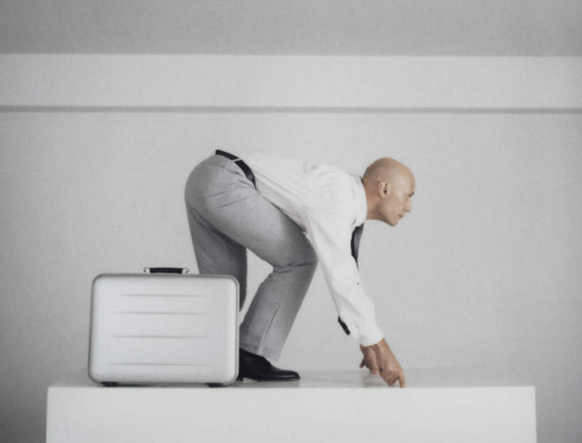 西方人,秃头,一个人,商务人士,商务男性,站,摸,横图,室内,白天,白色背景,侧面,衬衫,安全,桌子,手提箱,欧洲,欧洲人,仅一个男性,仅一个人,撑,抚摸,弯腰,套装,办公桌,抬腿,注视,仅一个年轻男性,一个,箱子,观察,看,站着,摄影,影棚,单个,观看,保护,察看,撑着,关注,保险,商务装,私密,工薪阶层,密码箱,弯身,男人,男性,年轻男性,白种人,光头,无发,白领,上班族,触摸,接触,抬头,仰头,站立,彩图,全身,影棚拍摄,衬衣,拍摄