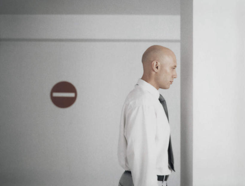 西方人,秃头,一个人,商务人士,商务男性,站,笑,微笑,横图,室内,白天,白色背景,侧面,衬衫,指示牌,欧洲,欧洲人,仅一个男性,仅一个人,套装,标志,文字,墙,警告,注视,标识,墙壁,墙面,仅一个年轻男性,红色,观察,看,站着,警示,摄影,影棚,观看,禁止,提醒,察看,关注,提示,限制,商务装,工薪阶层,危险,男人,男性,年轻男性,白种人,光头,无发,白领,上班族,站立,半身,彩图,影棚拍摄,衬衣,拍摄