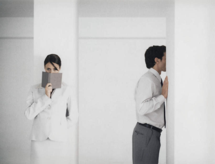 西方人,头发,两个人,伙伴,朋友,商务人士,商务男性,商务女性,站,举,横图,室内,白天,白色背景,正面,衬衫,阅读,友谊,报纸,书籍,欧洲,欧洲人,一本,握,学习,套装,墙,拿,拿着,墙壁,墙面,黄色,黑色,看,靠,靠着,趴着,托,倚靠,站着,浏览,握着,摄影,影棚,倚着,商务装,工薪阶层,友情,男人,男性,年轻男性,年轻女性,女人,女性,白种人,白领,上班族,书,图书,举起,举手,举着,趴,向上举,向上伸,向上托,站立,半身,彩图,影棚拍摄,衬衣,拍摄