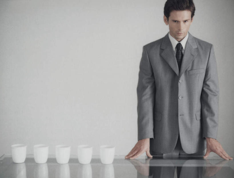 西方人,头发,一个人,商务人士,商务男性,站,摸,横图,室内,白天,白色背景,正面,衬衫,桌子,杯子,欧洲,欧洲人,仅一个男性,仅一个人,五个,一排,许多,撑,抚摸,套装,整齐,办公桌,墙,注视,墙壁,墙面,排列,仅一个年轻男性,黑色,水杯,低头,观察,看,站着,摄影,影棚,观看,察看,撑着,队列,关注,商务装,工薪阶层,男人,男性,年轻男性,白种人,白领,上班族,茶杯,触摸,接触,站立,半身,彩图,影棚拍摄,衬衣,拍摄