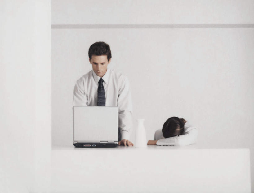 西方人,头发,两个人,伙伴,朋友,商务人士,商务男性,商务女性,站,坐,笑,睡,微笑,横图,室内,白天,白色背景,正面,衬衫,友谊,电脑,笔记本电脑,欧洲,欧洲人,敲打,套装,网络,墙,输入,通讯设备,墙壁,墙面,黑色,打字,低头,趴着,站着,摄影,影棚,点击,敲击,无线,通信设备,商务装,无线网络,无线上网,便携式电脑,工薪阶层,友情,按键,手提电脑,男人,男性,年轻男性,年轻女性,女人,女性,白种人,白领,上班族,困,困觉,趴,寝息,睡觉,站立,坐着,半身,彩图,影棚拍摄,衬衣,拍摄