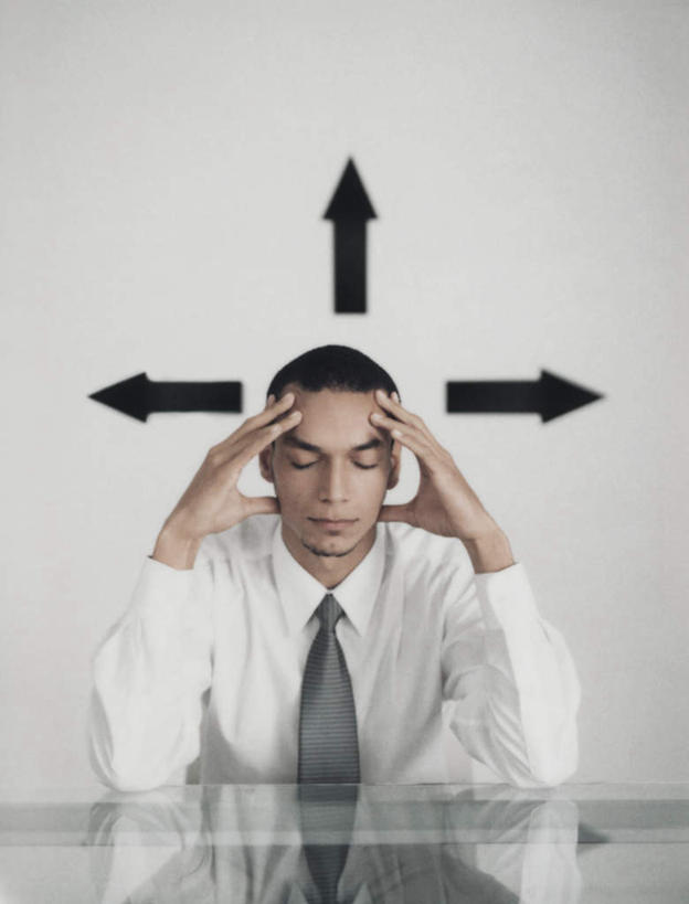 西方人,头发,一个人,商务人士,商务男性,坐,举,闭眼,笑,摸,微笑,竖图,室内,白天,白色背景,正面,衬衫,桌子,欧洲,欧洲人,仅一个男性,仅一个人,撑,抚摸,套装,办公桌,墙,方向,箭头,墙壁,墙面,仅一个年轻男性,三个,黑色,托,摄影,影棚,撑着,指向,商务装,工薪阶层,簇,男人,男性,年轻男性,白种人,白领,上班族,闭眼睛,闭着眼,闭着眼睛,触摸,接触,举起,举手,举着,向上举,向上伸,向上托,坐着,半身,彩图,影棚拍摄,衬衣,拍摄,短发