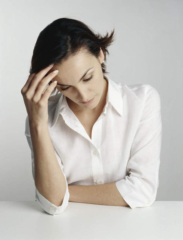 西方人,脸,头,脸颊,头发,一个人,商务人士,商务女性,坐,摸,竖图,室内,白天,白色背景,正面,桌子,欧洲,欧洲人,仅一个年轻女性,仅一个女性,仅一个人,撑,抚摸,套装,办公桌,墙,注视,墙壁,墙面,黑色,低头,观察,看,摄影,影棚,观看,察看,撑着,关注,商务装,工薪阶层,年轻女性,女人,女性,白种人,头部,脸部,脸蛋,面部,白领,上班族,触摸,接触,坐着,半身,彩图,影棚拍摄,拍摄