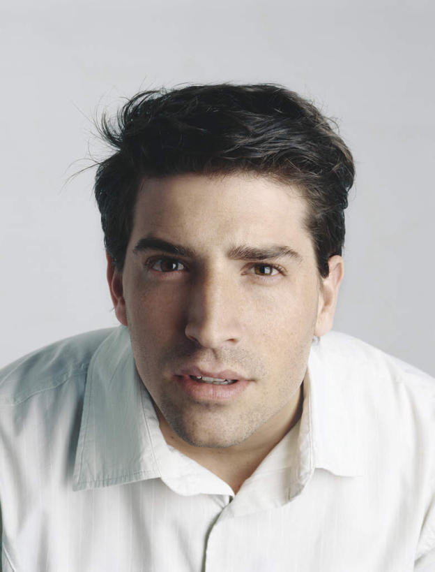 西方人,脸,头,脸颊,头发,一个人,笑,微笑,露齿笑,竖图,室内,特写,白天,白色背景,正面,欧洲,欧洲人,仅一个男性,仅一个人,服装,注视,休闲装,仅一个年轻男性,衣服,白色,黑色,观察,看,休闲,休闲服,摄影,服饰,影棚,观看,察看,关注,男人,男性,年轻男性,白种人,头部,脸部,脸蛋,面部,半身,彩图,影棚拍摄,拍摄