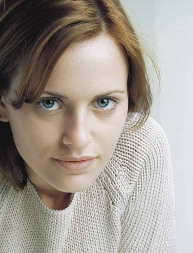 西方人,脸,头,脸颊,头发,一个人,笑,微笑,竖图,室内,特写,白天,白色背景,正面,毛衣,欧洲,欧洲人,仅一个年轻女性,仅一个女性,仅一个人,注视,黄色,灰色,观察,看,摄影,影棚,观看,察看,关注,年轻女性,女人,女性,白种人,头部,长发,脸部,脸蛋,面部,半身,彩图,影棚拍摄,绒衣,套衫,套头毛衣,线衣,拍摄