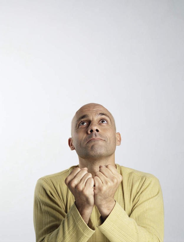 西方人,脸,头,脸颊,胡须,秃头,一个人,举,摸,竖图,室外,特写,白天,白色背景,正面,欧洲,欧洲人,仅一个男性,仅一个人,服装,注视,休闲装,仅一个年轻男性,衣服,黄色,观察,看,祈祷,托,休闲,休闲服,摄影,服饰,影棚,观看,察看,关注,男人,男性,年轻男性,白种人,头部,光头,胡子,无发,小胡子,脸部,脸蛋,面部,触摸,接触,举起,举手,举着,抬头,向上举,向上伸,向上托,仰头,半身,彩图,影棚拍摄,拍摄