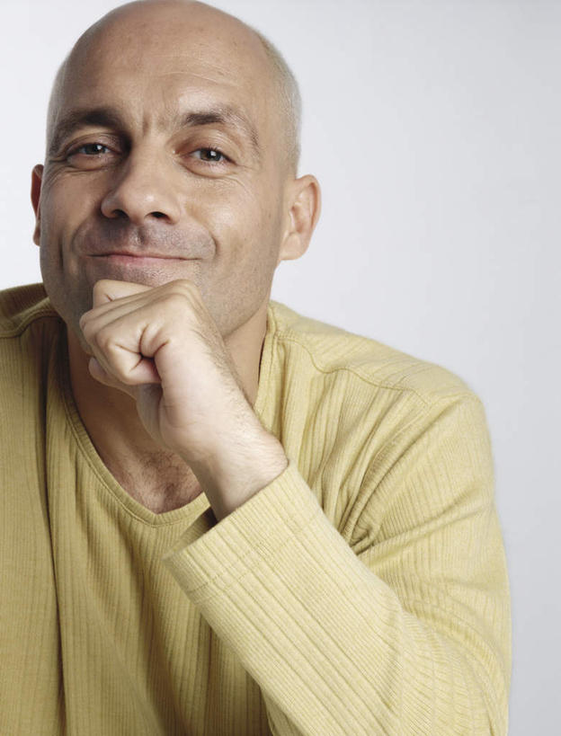 西方人,脸,头,脸颊,胡须,秃头,一个人,笑,摸,微笑,露齿笑,竖图,室外,特写,白天,白色背景,正面,欧洲,欧洲人,仅一个男性,仅一个人,撑,抚摸,服装,托腮,注视,休闲装,仅一个年轻男性,衣服,黄色,观察,看,托,休闲,休闲服,摄影,服饰,影棚,观看,察看,撑着,关注,托下巴,男人,男性,年轻男性,白种人,头部,光头,胡子,无发,小胡子,脸部,脸蛋,面部,触摸,接触,半身,彩图,影棚拍摄,拍摄