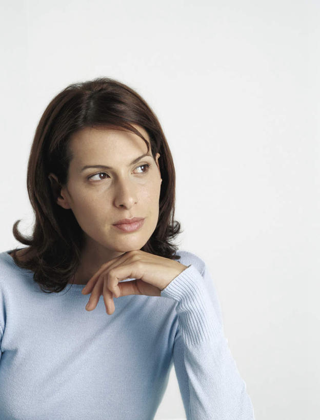 西方人,头发,一个人,笑,摸,微笑,露齿笑,竖图,室内,特写,白天,白色背景,正面,毛衣,欧洲,欧洲人,仅一个年轻女性,仅一个女性,仅一个人,撑,抚摸,托腮,注视,蓝色,黑色,观察,看,托,转头,摄影,影棚,观看,察看,撑着,关注,托下巴,年轻女性,女人,女性,白种人,长发,触摸,接触,半身,彩图,影棚拍摄,绒衣,套衫,套头毛衣,线衣,拍摄