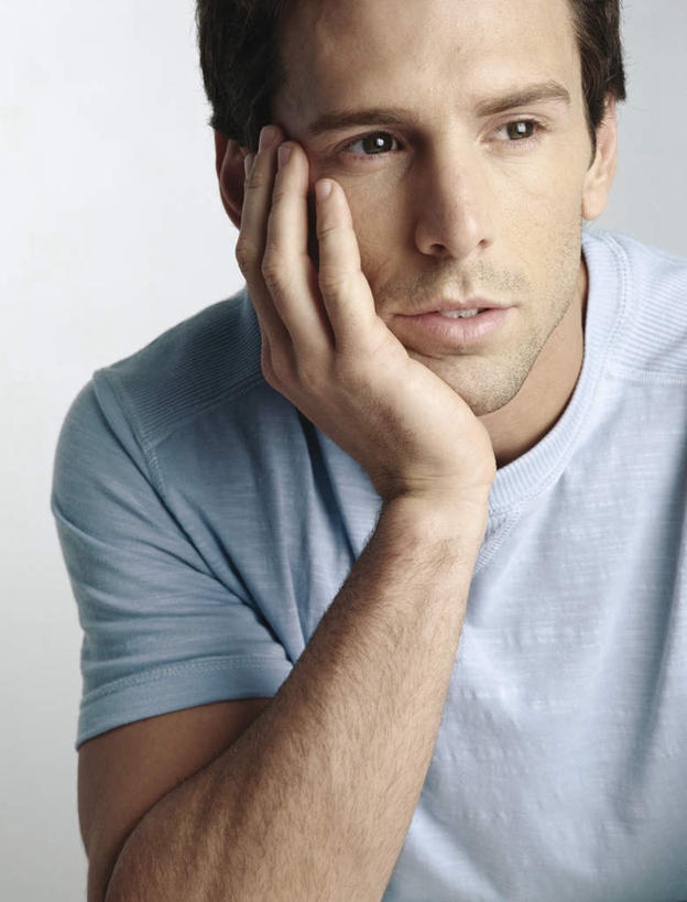 西方人,脸,头,脸颊,头发,一个人,举,笑,摸,微笑,露齿笑,竖图,室内,特写,白天,白色背景,正面,欧洲,欧洲人,仅一个男性,仅一个人,撑,抚摸,服装,托腮,注视,休闲装,仅一个年轻男性,衣服,蓝色,黑色,观察,看,托,转头,休闲,休闲服,摄影,服饰,影棚,观看,察看,关注,托下巴,男人,男性,年轻男性,白种人,头部,脸部,脸蛋,面部,触摸,接触,举起,举手,举着,向上举,向上伸,向上托,半身,彩图,影棚拍摄,拍摄