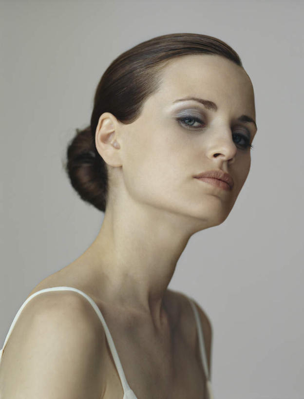 西方人,脸,头,脸颊,头发,一个人,站,笑,微笑,竖图,室内,特写,白天,白色背景,侧面,吊带,欧洲,欧洲人,仅一个年轻女性,仅一个女性,仅一个人,注视,吊带衫,白色,黑色,观察,看,站着,转头,摄影,影棚,观看,察看,关注,年轻女性,女人,女性,白种人,头部,长发,脸部,脸蛋,面部,抬头,仰头,站立,半身,彩图,影棚拍摄,拍摄