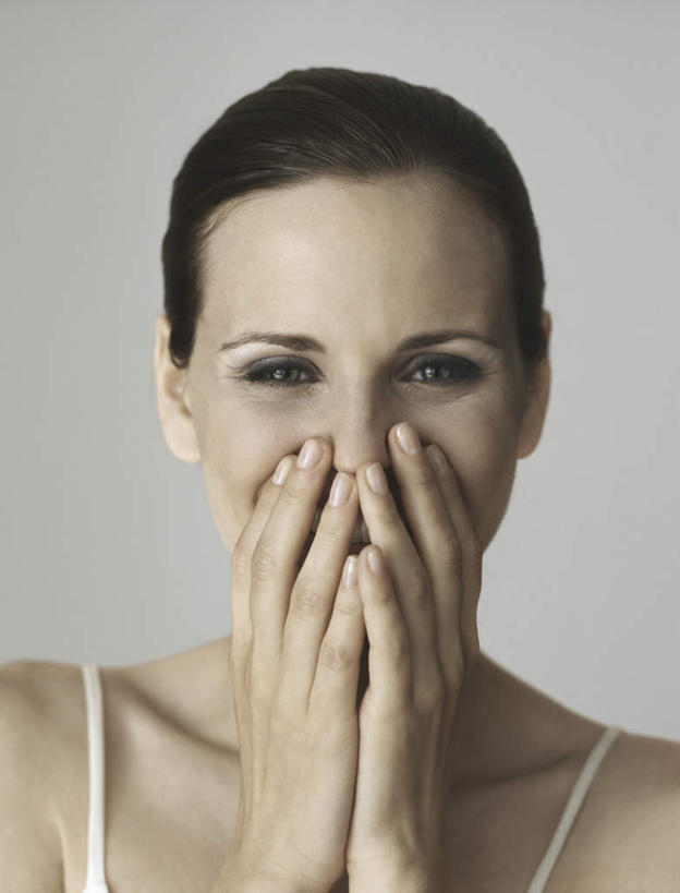 西方人,脸,头,脸颊,头发,一个人,笑,摸,微笑,露齿笑,竖图,室内,特写,白天,白色背景,正面,吊带,欧洲,欧洲人,仅一个年轻女性,仅一个女性,仅一个人,撑,抚摸,托腮,注视,吊带衫,白色,黑色,观察,看,托,遮,遮掩,摄影,影棚,观看,察看,掩盖,遮挡,关注,托下巴,遮盖,掩饰,年轻女性,女人,女性,白种人,头部,长发,脸部,脸蛋,面部,触摸,接触,半身,彩图,影棚拍摄,开心,拍摄