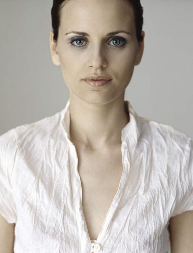 西方人,脸,头,脸颊,头发,一个人,笑,微笑,竖图,室内,特写,白天,白色背景,正面,欧洲,欧洲人,仅一个年轻女性,仅一个女性,仅一个人,服装,注视,休闲装,衣服,黄色,白色,观察,看,休闲,休闲服,摄影,服饰,影棚,观看,察看,关注,年轻女性,女人,女性,白种人,头部,长发,脸部,脸蛋,面部,半身,彩图,影棚拍摄,拍摄