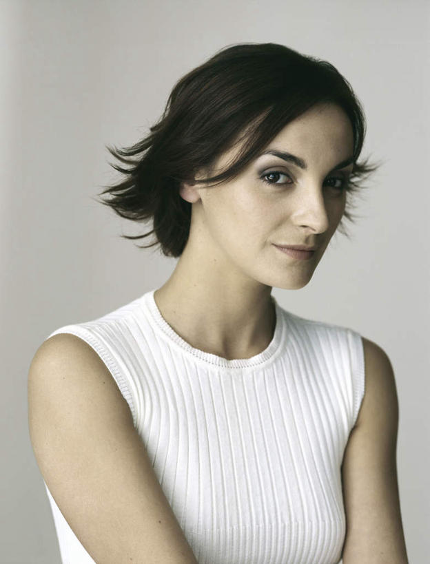 西方人,脸,头,脸颊,头发,一个人,笑,摸,微笑,竖图,室内,特写,白天,白色背景,正面,欧洲,欧洲人,仅一个年轻女性,仅一个女性,仅一个人,抚摸,服装,注视,休闲装,衣服,黄色,白色,观察,看,转头,休闲,休闲服,摄影,服饰,影棚,观看,察看,关注,年轻女性,女人,女性,白种人,头部,脸部,脸蛋,面部,触摸,接触,半身,彩图,影棚拍摄,拍摄,短发