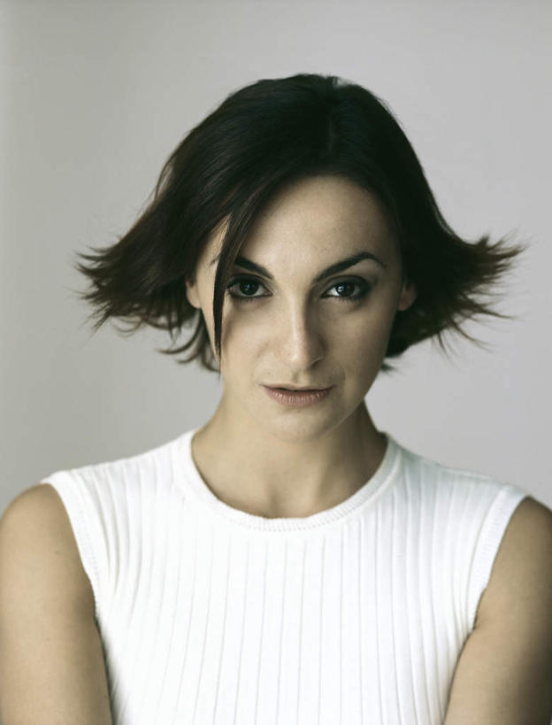 西方人,脸,头,脸颊,头发,一个人,笑,微笑,竖图,室内,特写,白天,白色背景,正面,欧洲,欧洲人,仅一个年轻女性,仅一个女性,仅一个人,服装,注视,休闲装,衣服,黄色,白色,观察,看,休闲,休闲服,摄影,服饰,影棚,观看,察看,关注,年轻女性,女人,女性,白种人,头部,脸部,脸蛋,面部,半身,彩图,影棚拍摄,拍摄,短发