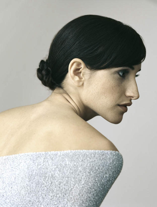 西方人,脸,头,脸颊,头发,一个人,笑,微笑,竖图,室内,特写,白天,白色背景,毛衣,欧洲,欧洲人,仅一个年轻女性,仅一个女性,仅一个人,注视,背面,蓝色,黑色,观察,看,转头,摄影,影棚,观看,察看,关注,年轻女性,女人,女性,白种人,头部,长发,脸部,脸蛋,面部,半身,彩图,影棚拍摄,绒衣,套衫,套头毛衣,线衣,拍摄