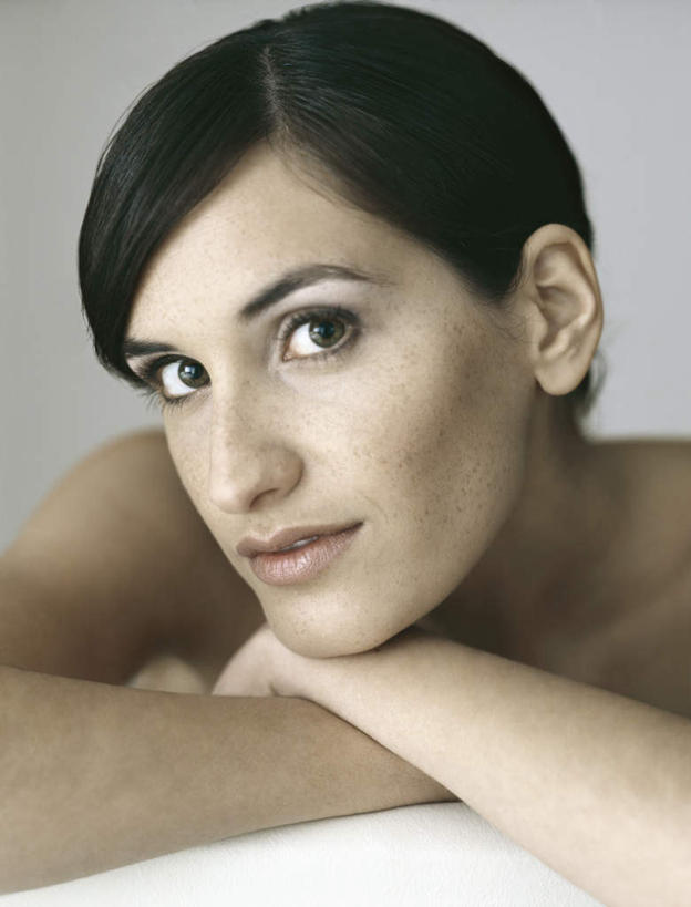 西方人,脸,头,脸颊,头发,一个人,笑,摸,交叉,微笑,露齿笑,竖图,室内,特写,白天,白色背景,正面,裙子,桌子,欧洲,欧洲人,仅一个年轻女性,仅一个女性,仅一个人,撑,抚摸,连衣裙,办公桌,注视,白色,黑色,观察,看,趴着,摄影,影棚,观看,吊带裙,察看,撑着,关注,相交,交集,年轻女性,女人,女性,白种人,头部,长发,脸部,脸蛋,面部,触摸,接触,趴,半身,彩图,影棚拍摄,拍摄