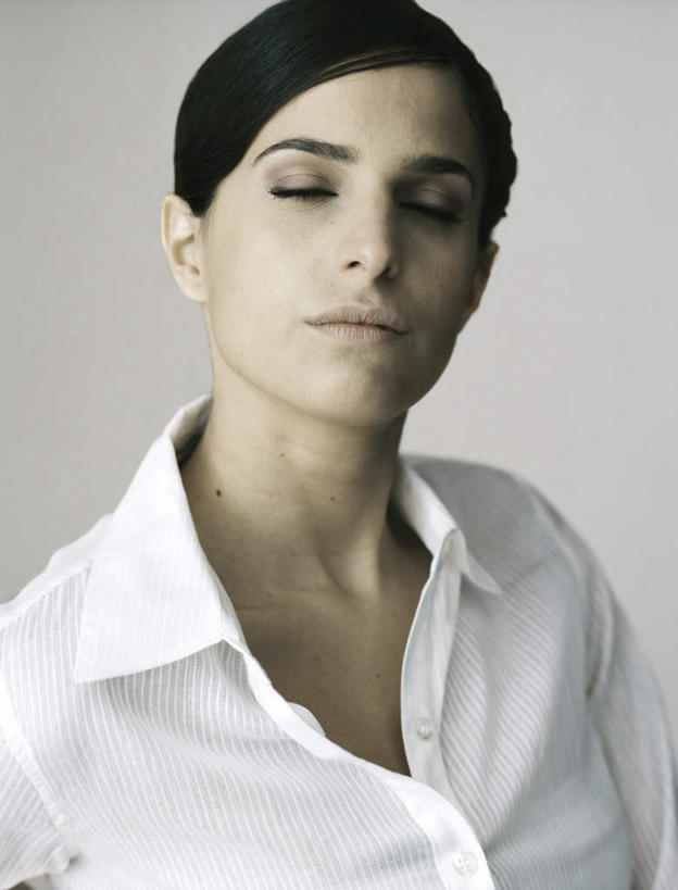 西方人,脸,头,脸颊,头发,一个人,闭眼,笑,微笑,竖图,室内,特写,白天,白色背景,正面,衬衫,欧洲,欧洲人,仅一个年轻女性,仅一个女性,仅一个人,白色,黑色,摄影,影棚,年轻女性,女人,女性,白种人,头部,长发,脸部,脸蛋,面部,闭眼睛,闭着眼,闭着眼睛,半身,彩图,影棚拍摄,衬衣,拍摄