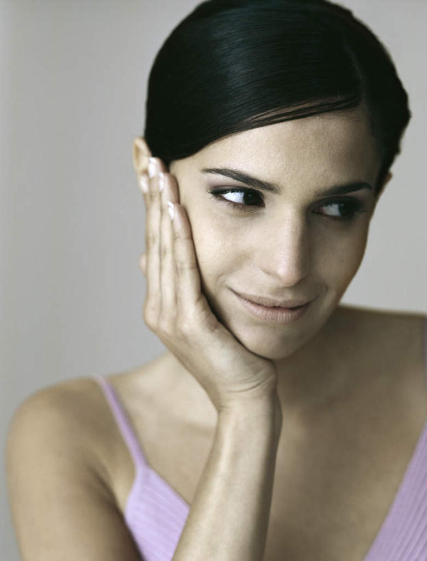 西方人,脸,头,脸颊,头发,一个人,举,笑,摸,微笑,露齿笑,竖图,室内,特写,白天,白色背景,正面,裙子,欧洲,欧洲人,仅一个年轻女性,仅一个女性,仅一个人,撑,抚摸,连衣裙,托腮,注视,粉色,黑色,观察,看,托,摄影,影棚,观看,察看,关注,托下巴,年轻女性,女人,女性,白种人,头部,脸部,脸蛋,面部,触摸,接触,举起,举手,举着,向上举,向上伸,向上托,半身,彩图,影棚拍摄,拍摄