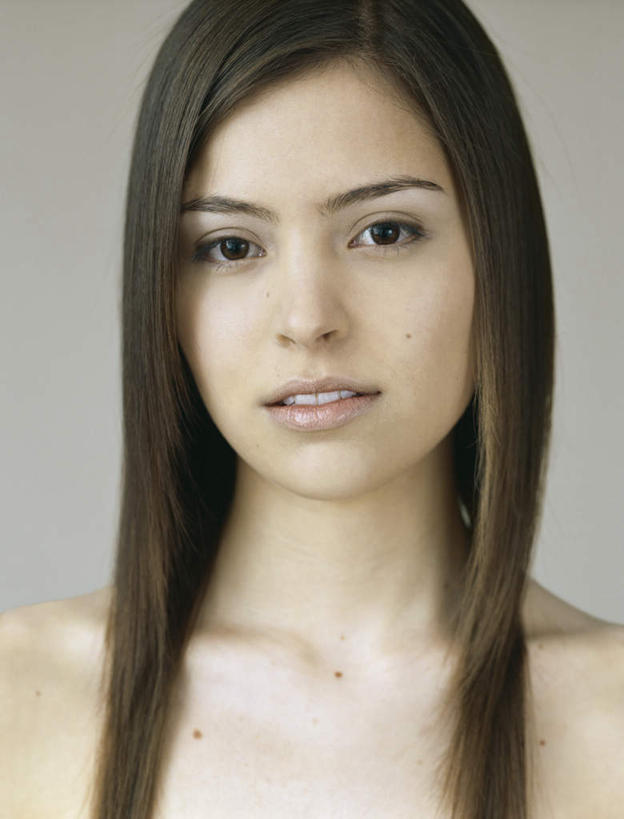 西方人,头发,一个人,笑,微笑,露齿笑,竖图,室内,特写,白天,白色背景,正面,欧洲,欧洲人,仅一个年轻女性,仅一个女性,仅一个人,注视,黄色,观察,看,摄影,影棚,观看,察看,关注,年轻女性,女人,女性,白种人,长发,半身,彩图,影棚拍摄,拍摄