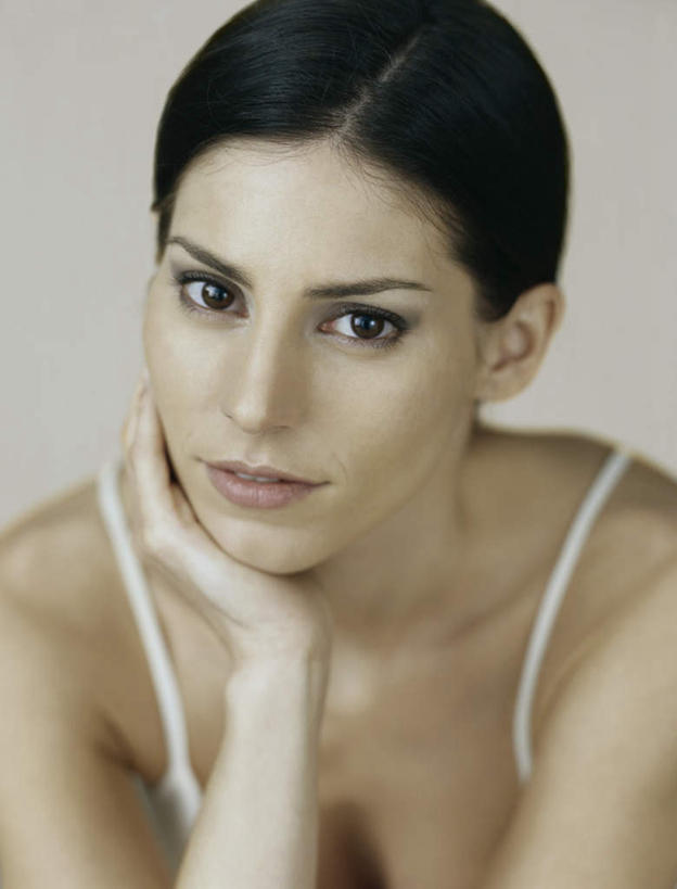 西方人,脸,头,脸颊,头发,一个人,举,笑,摸,微笑,露齿笑,竖图,室内,特写,白天,白色背景,正面,吊带,欧洲,欧洲人,仅一个年轻女性,仅一个女性,仅一个人,撑,抚摸,托腮,注视,吊带衫,白色,黑色,观察,看,托,摄影,影棚,观看,察看,撑着,关注,托下巴,年轻女性,女人,女性,白种人,头部,长发,脸部,脸蛋,面部,触摸,接触,举起,举手,举着,向上举,向上伸,向上托,半身,彩图,影棚拍摄,拍摄