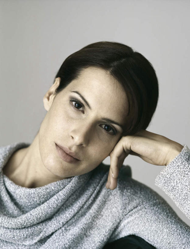 西方人,脸,头,脸颊,头发,一个人,坐,笑,摸,微笑,露齿笑,竖图,室内,特写,白天,白色背景,正面,毛衣,欧洲,欧洲人,仅一个年轻女性,仅一个女性,仅一个人,撑,抚摸,托腮,注视,蓝色,黑色,观察,看,托,摄影,影棚,观看,察看,撑着,关注,托下巴,年轻女性,女人,女性,白种人,头部,长发,脸部,脸蛋,面部,触摸,接触,坐着,半身,彩图,影棚拍摄,绒衣,套衫,套头毛衣,线衣,拍摄