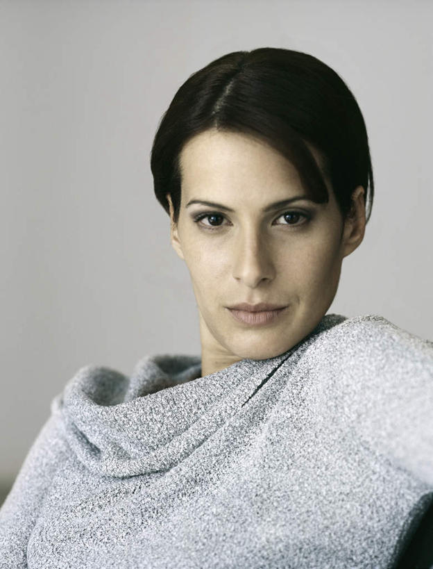 西方人,脸,头,脸颊,头发,一个人,坐,笑,微笑,露齿笑,竖图,室内,特写,白天,白色背景,正面,毛衣,欧洲,欧洲人,仅一个年轻女性,仅一个女性,仅一个人,注视,蓝色,黑色,观察,看,靠,靠着,倚靠,摄影,影棚,观看,察看,倚着,关注,年轻女性,女人,女性,白种人,头部,长发,脸部,脸蛋,面部,坐着,半身,彩图,影棚拍摄,绒衣,套衫,套头毛衣,线衣,拍摄