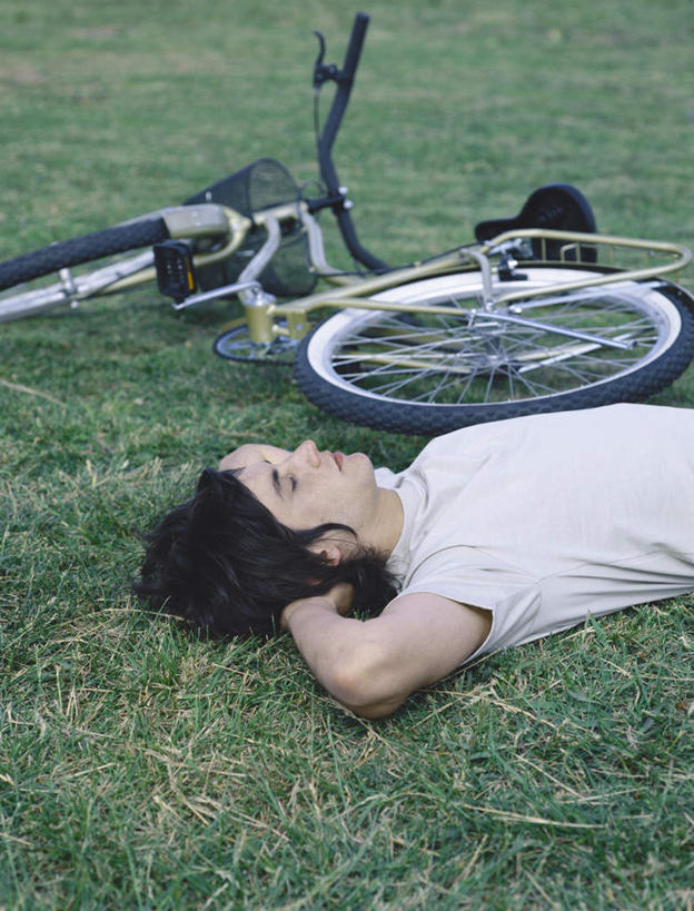 西方人,一个人,躺,举,闭眼,摸,睡,竖图,俯视,室外,白天,旅游,度假,草地,草坪,植物,自行车,欧洲,欧洲人,仅一个男性,仅一个人,一辆,抚摸,阴影,服装,光线,影子,休闲装,娱乐,车,脚踏车,草,仅一个年轻男性,衣服,绿色,白色,阳光,交通工具,靠,靠着,托,倚靠,享受,休闲,休闲服,放松,服饰,双手抱头,倚着,卧着,男人,男性,年轻男性,白种人,闭眼睛,闭着眼,闭着眼睛,触摸,接触,举起,举手,举着,困,困觉,寝息,睡觉,躺着,卧,向上举,向上伸,向上托,半身,彩图,高角度拍摄