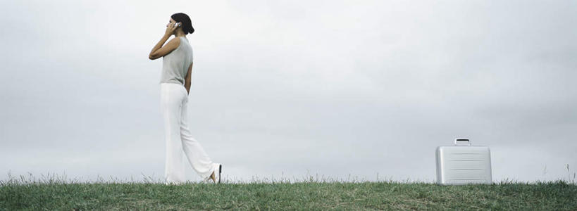 西方人,一个人,商务人士,商务女性,站,举,打电话,横图,室外,白天,侧面,旅游,度假,草地,草坪,植物,电话,手机,欧洲,欧洲人,仅一个年轻女性,仅一个女性,仅一个人,握,阴影,套装,服装,光线,影子,云,云朵,拿,听,云彩,拿着,注视,休闲装,娱乐,通讯设备,草,衣服,绿色,白云,天空,阳光,天,观察,看,托,站着,享受,休闲,休闲服,放松,握着,服饰,观看,察看,关注,商务装,工薪阶层,一部,交流,年轻女性,女人,女性,白种人,白领,上班族,沟通,举起,举手,举着,通话,向上举,向上伸,向上托,站立,彩图,全身