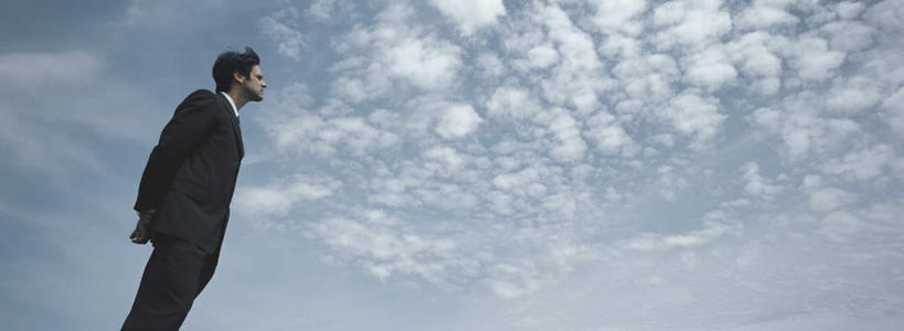 西方人,头发,一个人,商务人士,商务男性,站,笑,摸,微笑,露齿笑,横图,室外,白天,仰视,衬衫,旅游,度假,欧洲,欧洲人,仅一个男性,仅一个人,抚摸,阴影,套装,光线,影子,云,云朵,云彩,注视,娱乐,仅一个年轻男性,蓝色,黑色,白云,蓝天,天空,阳光,天,观察,看,站着,享受,休闲,放松,观看,察看,关注,商务装,工薪阶层,男人,男性,年轻男性,白种人,白领,上班族,触摸,接触,抬头,仰头,站立,半身,彩图,低角度拍摄,衬衣