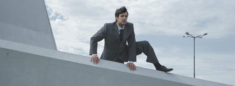 西方人,头发,一个人,商务人士,商务男性,站,摸,横图,室外,白天,正面,衬衫,旅游,度假,路灯,照明,欧洲,欧洲人,仅一个男性,仅一个人,撑,抚摸,阴影,套装,光线,影子,墙,云,云朵,灯光,云彩,抬腿,注视,娱乐,墙壁,墙面,灯,仅一个年轻男性,黄色,蓝色,白云,蓝天,天空,阳光,天,观察,看,趴着,站着,享受,休闲,放松,观看,照亮,察看,撑着,照明设备,关注,商务装,工薪阶层,男人,男性,年轻男性,白种人,白领,上班族,触摸,接触,趴,站立,半身,彩图,衬衣