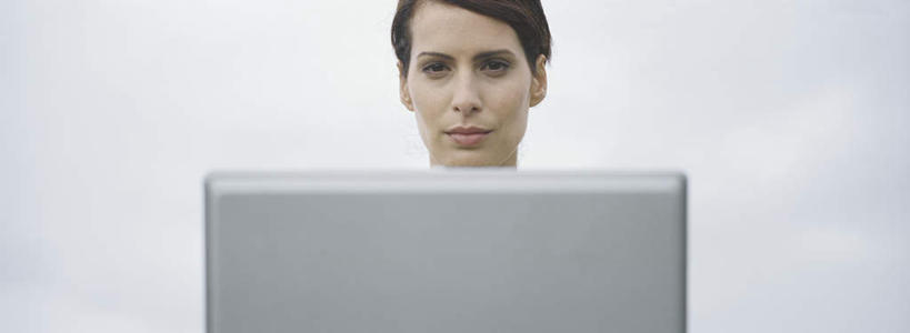 西方人,头发,一个人,商务人士,商务女性,笑,微笑,横图,室外,白天,正面,旅游,度假,电脑,笔记本电脑,欧洲,欧洲人,仅一个年轻女性,仅一个女性,仅一个人,敲打,阴影,套装,光线,网络,影子,云,云朵,云彩,注视,娱乐,输入,通讯设备,黑色,白云,天空,阳光,天,打字,观察,看,享受,休闲,放松,观看,点击,一台,敲击,察看,无线,关注,通信设备,商务装,无线网络,无线上网,便携式电脑,工薪阶层,按键,手提电脑,年轻女性,女人,女性,白种人,白领,上班族,半身,彩图