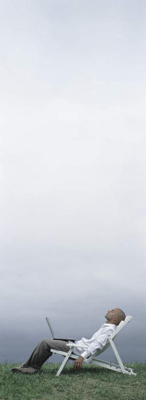 西方人,一个人,商务人士,商务男性,躺,竖图,室外,白天,侧面,衬衫,旅游,度假,电脑,笔记本电脑,草地,草坪,植物,椅子,欧洲,欧洲人,仅一个男性,仅一个人,敲打,阴影,套装,光线,网络,影子,躺椅,云,云朵,云彩,注视,娱乐,输入,通讯设备,草,仅一个年轻男性,蓝色,绿色,白云,蓝天,天空,阳光,天,打字,观察,看,靠,靠着,倚靠,享受,休闲,放松,观看,点击,敲击,沙滩椅,察看,无线,倚着,关注,通信设备,商务装,无线网络,无线上网,便携式电脑,工薪阶层,卧着,按键,手提电脑,男人,男性,年轻男性,白种人,白领,上班族,躺着,卧,彩图,全身,衬衣