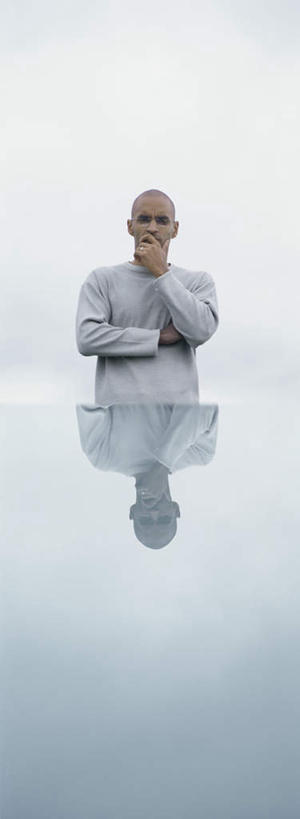 西方人,秃头,一个人,商务人士,商务男性,笑,摸,双手交叉,微笑,竖图,室外,白天,仰视,衬衫,旅游,度假,桌子,欧洲,欧洲人,仅一个男性,仅一个人,撑,抚摸,阴影,套装,光线,影子,办公桌,云,云朵,云彩,托腮,注视,娱乐,仅一个年轻男性,蓝色,白云,蓝天,天空,阳光,天,观察,看,托,享受,休闲,放松,观看,察看,撑着,双手抱胸,关注,托下巴,商务装,工薪阶层,男人,男性,年轻男性,白种人,光头,无发,白领,上班族,触摸,接触,半身,彩图,低角度拍摄,衬衣