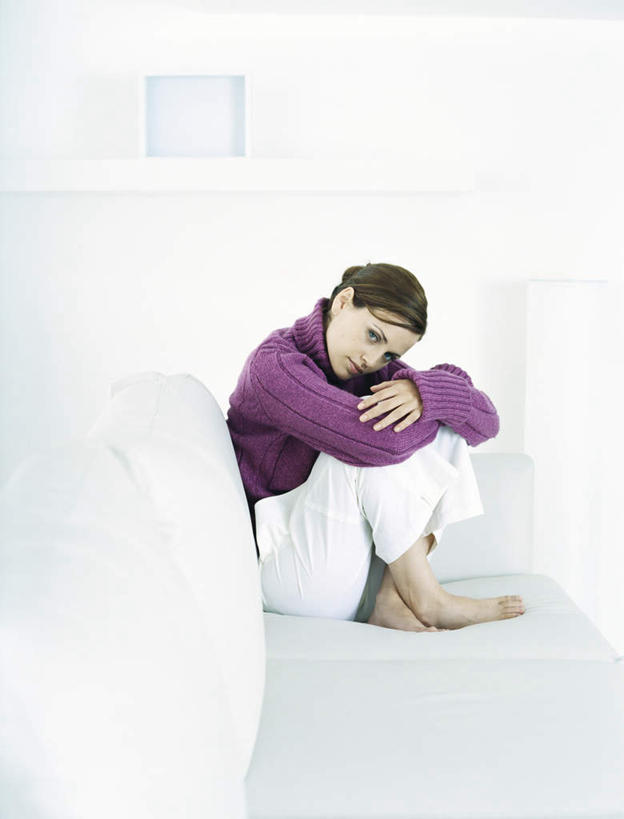 西方人,头发,一个人,客厅,坐,笑,摸,双手交叉,微笑,露齿笑,竖图,室内,白天,侧面,毛衣,沙发,欧洲,欧洲人,仅一个年轻女性,仅一个女性,仅一个人,抚摸,墙,注视,墙壁,墙面,粉色,黄色,观察,看,靠,靠着,倚靠,转头,观看,察看,起居室,双手抱胸,倚着,关注,布艺沙发,年轻女性,女人,女性,白种人,触摸,接触,坐着,彩图,全身,绒衣,套衫,套头毛衣,线衣