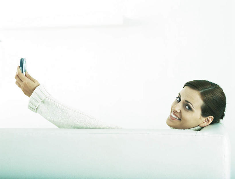 西方人,头发,一个人,客厅,举,笑,打电话,微笑,露齿笑,横图,室内,白天,电话,手机,欧洲,欧洲人,仅一个年轻女性,仅一个女性,仅一个人,敲打,握,拿,拿着,注视,输入,通讯设备,一个,背面,黄色,打字,观察,看,靠,靠着,托,倚靠,转头,握着,单个,观看,点击,敲击,察看,起居室,倚着,关注,交流,按键,年轻女性,女人,女性,白种人,沟通,举起,举手,举着,通话,向上举,向上伸,向上托,半身,彩图