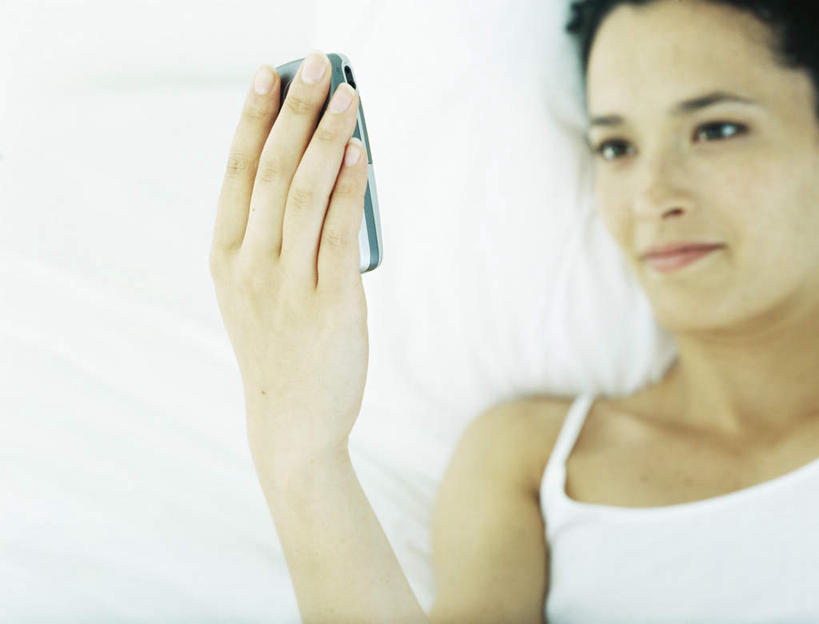 西方人,头发,一个人,躺,举,笑,摸,打电话,微笑,横图,俯视,室内,白天,裙子,靠垫,卧室,电话,手机,欧洲,欧洲人,仅一个年轻女性,仅一个女性,仅一个人,抚摸,握,连衣裙,靠枕,拿,拿着,注视,通讯设备,黑色,垫子,枕头,观察,看,托,握着,观看,吊带裙,察看,关注,卧着,交流,年轻女性,女人,女性,白种人,触摸,沟通,接触,举起,举手,举着,躺着,通话,卧,向上举,向上伸,向上托,半身,彩图,高角度拍摄,睡房,卧房