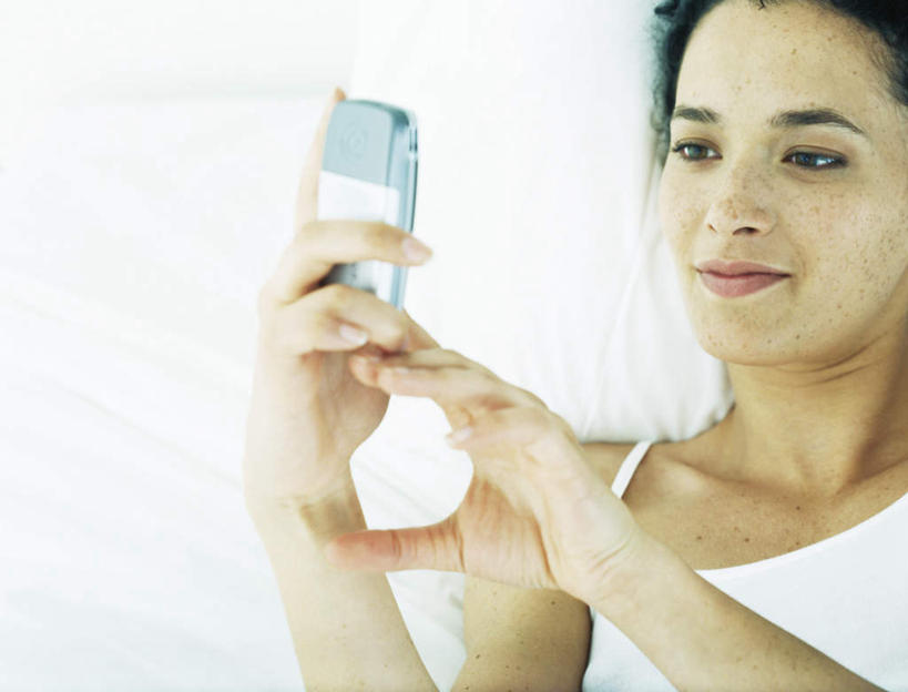 西方人,头发,一个人,躺,举,笑,摸,打电话,微笑,露齿笑,横图,俯视,室内,白天,裙子,卧室,电话,手机,欧洲,欧洲人,仅一个年轻女性,仅一个女性,仅一个人,抚摸,敲打,握,连衣裙,拿,拿着,注视,输入,通讯设备,一个,黑色,打字,观察,看,靠,靠着,托,倚靠,握着,单个,观看,吊带裙,点击,敲击,察看,倚着,关注,卧着,交流,按键,年轻女性,女人,女性,白种人,触摸,沟通,接触,举起,举手,举着,躺着,通话,卧,向上举,向上伸,向上托,半身,彩图,高角度拍摄,睡房,卧房