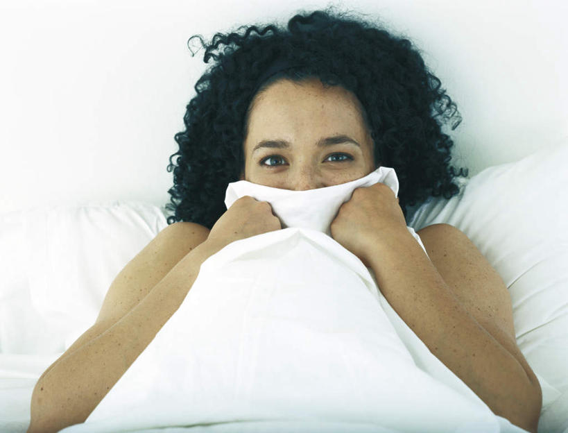 西方人,头发,一个人,躺,笑,摸,微笑,露齿笑,横图,俯视,室内,白天,靠垫,卧室,欧洲,欧洲人,仅一个年轻女性,仅一个女性,仅一个人,抚摸,握,阴影,反射,影子,墙,靠枕,拿,拿着,注视,墙壁,墙面,黑色,垫子,枕头,观察,看,握着,遮,遮掩,观看,察看,掩盖,遮挡,关注,遮盖,掩饰,卧着,年轻女性,女人,女性,白种人,卷发,触摸,接触,躺着,卧,半身,彩图,高角度拍摄,睡房,卧房