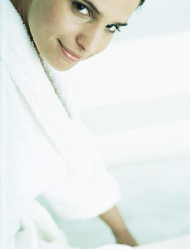 西方人,头发,一个人,站,笑,摸,微笑,露齿笑,竖图,俯视,室内,白天,浴袍,水,卫生间,浴室,欧洲,欧洲人,仅一个年轻女性,仅一个女性,仅一个人,抚摸,阴影,反射,液体,影子,水滴,注视,白色,黑色,浴缸,观察,看,站着,转头,观看,察看,关注,年轻女性,女人,女性,白种人,淋浴房,触摸,接触,站立,半身,彩图,高角度拍摄,汤帷子,浴衣,冲凉房,沐浴间,沐浴室