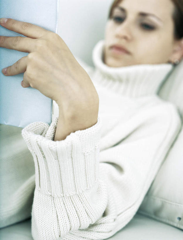 西方人,头发,一个人,躺,捧,笑,微笑,竖图,俯视,室内,白天,毛衣,床,靠垫,卧室,书籍,欧洲,欧洲人,仅一个年轻女性,仅一个女性,仅一个人,一本,握,床单,靠枕,拿,拿着,注视,被子,黑色,垫子,枕头,观察,看,靠,靠着,倚靠,握着,单人床,观看,察看,被单,倚着,关注,卧着,年轻女性,女人,女性,白种人,书,图书,端,端着,捧着,手捧,躺着,卧,半身,彩图,高角度拍摄,绒衣,套衫,套头毛衣,线衣,睡房,卧房