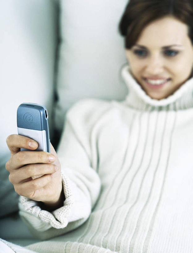 西方人,头发,一个人,躺,举,笑,打电话,微笑,露齿笑,竖图,俯视,室内,白天,毛衣,靠垫,卧室,电话,手机,欧洲,欧洲人,仅一个年轻女性,仅一个女性,仅一个人,敲打,握,阴影,朦胧,模糊,反射,影子,靠枕,拿,拿着,注视,输入,通讯设备,白色,黑色,垫子,枕头,打字,观察,看,靠,靠着,托,倚靠,握着,观看,点击,敲击,察看,倚着,关注,卧着,交流,按键,年轻女性,女人,女性,白种人,沟通,举起,举手,举着,躺着,通话,卧,向上举,向上伸,向上托,半身,彩图,高角度拍摄,绒衣,套衫,套头毛衣,线衣,睡房,卧房