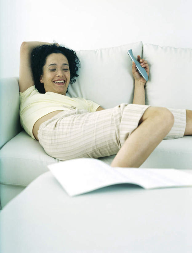 西方人,一个人,客厅,躺,举,笑,摸,打电话,微笑,露齿笑,竖图,室内,白天,正面,靠垫,沙发,桌子,电话,手机,书籍,欧洲,欧洲人,仅一个年轻女性,仅一个女性,仅一个人,一本,抚摸,握,服装,办公桌,靠枕,拿,拿着,注视,休闲装,通讯设备,一个,衣服,白色,垫子,枕头,观察,看,靠,靠着,托,倚靠,休闲,休闲服,握着,服饰,单个,观看,察看,起居室,倚着,关注,布艺沙发,卧着,交流,年轻女性,女人,女性,白种人,书,图书,触摸,沟通,接触,举起,举手,举着,躺着,通话,卧,向上举,向上伸,向上托,半身,彩图